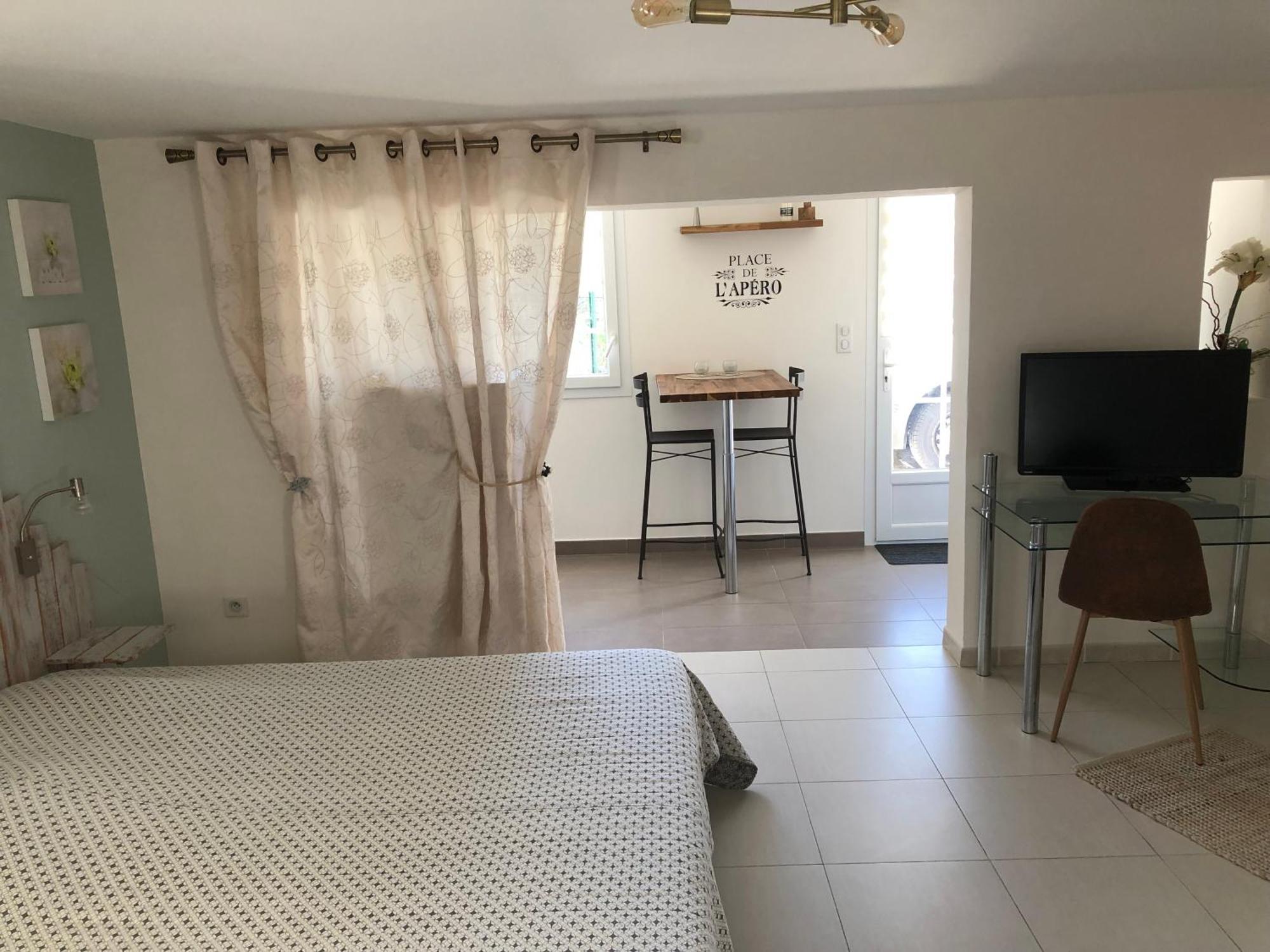 Appartement Dans La Colline Belgentier Экстерьер фото